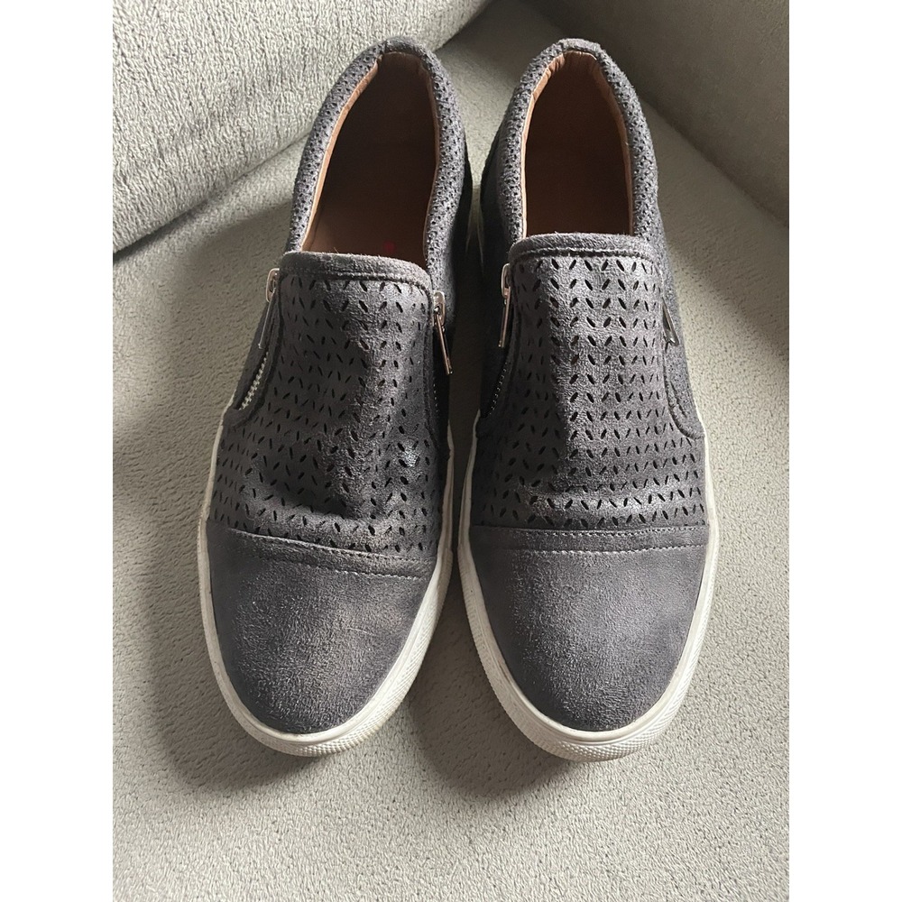 Report Alexa Sz. 9.5  Women's Grey Slip On Suede Sneakers Casual wear